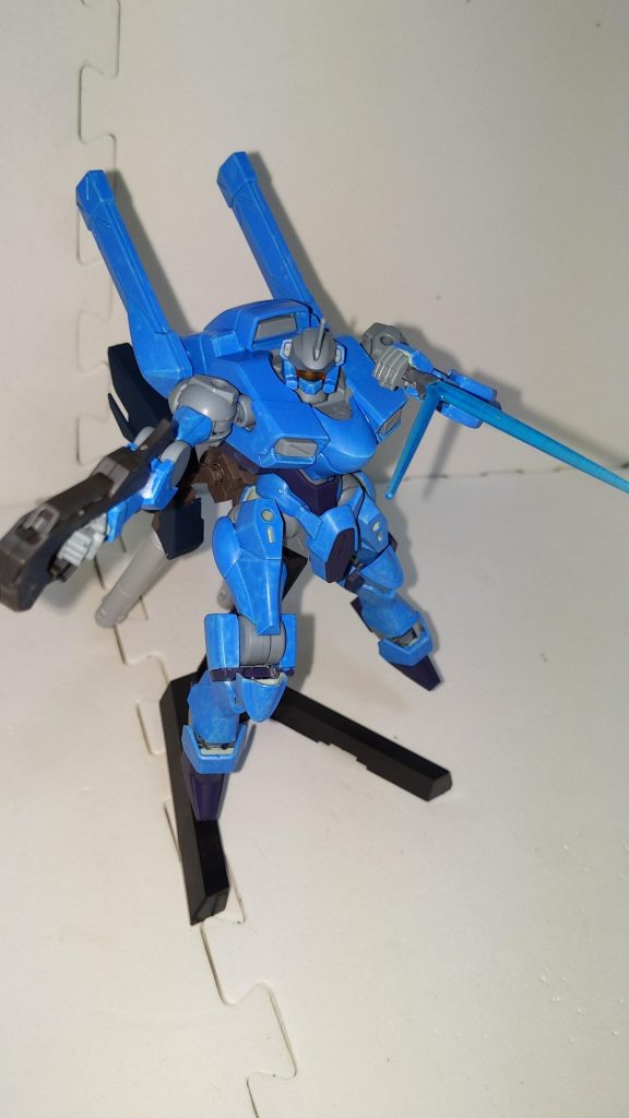 基本兵装はビームガンとビームジュッテ。通常のザウォート同様ビームサーベルも搭載しているがこれはほぼ敵に投げつけて使用される。