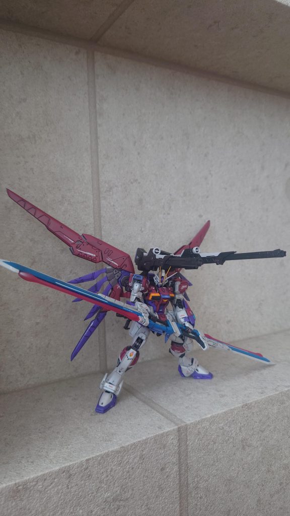 遠目から全体像。キットの良さに助けられて格好よく見えているとは思います。このキットは本当に格好良いので、パチ組の方が塗装後よりも良かったかも…。と言うのも、パープルの色味(赤系、青系)に差が出過ぎてしまいました。。試し吹きの際はいい感じだったのですが、いまいちコレジャナイ感が(*_*