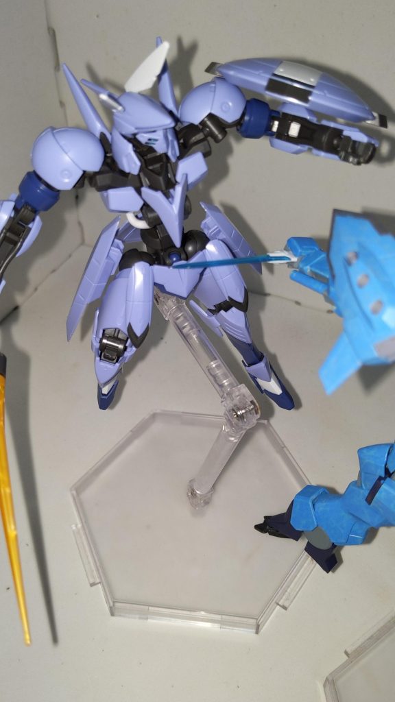 蹴りと見せかけたフェイントでジークルーネの体勢を崩し、無防備なジークルーネに対しメインウェポンのビームジュッテではなく小型の実体剣で斬りかかるリタ。この実体剣こそがリタの秘策なのだろうか?リタが用意したこの剣の正体とは?勝負の行方は?