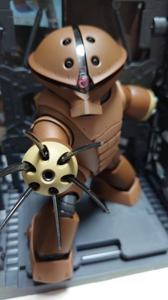 作って良かったアッガイさん。ABSを初めて意識して作りました。プライマーサーフェイサー使ったり塗料も厚くならないように気を使ってみましたが、それでも見えない部分ではヒビや欠けたりした部分が出来てしまいました。日々積み重ねが大事ですね。スロー ペースですがプラモ作り続けていきたいです。