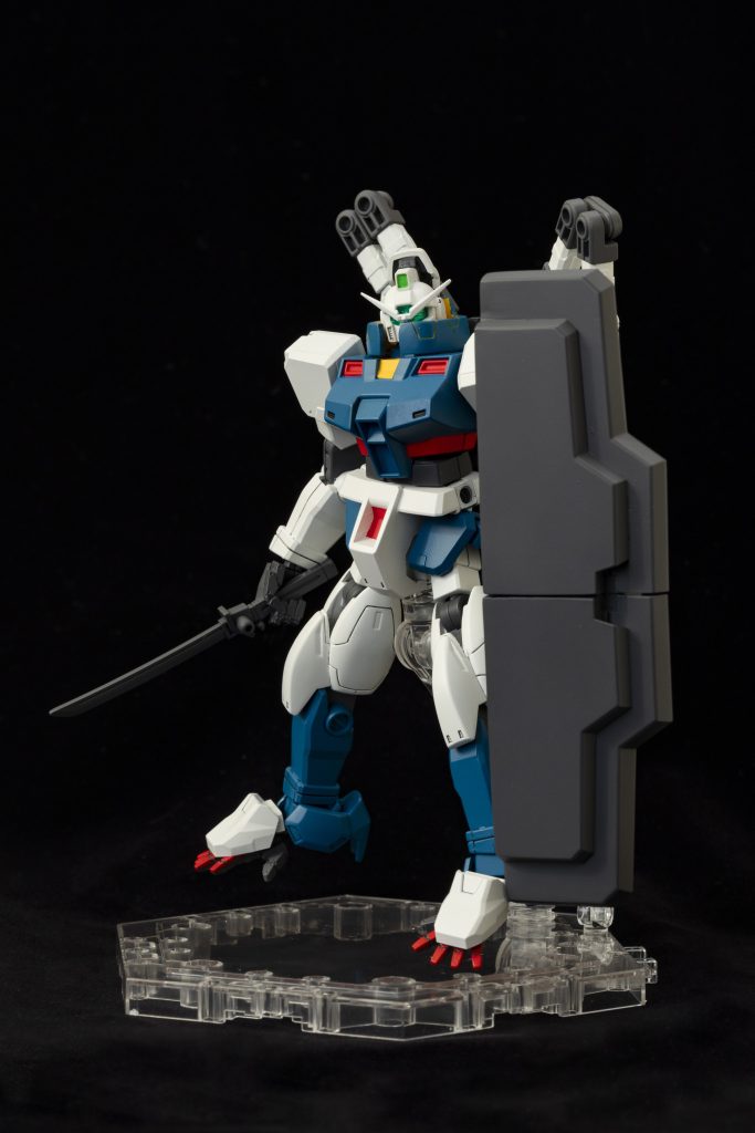 メイン武装は実剣と、シールド。シールドは分割され鈍器になる。