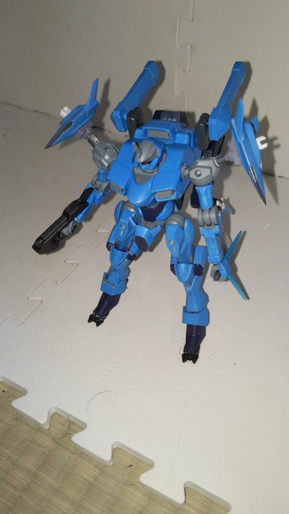 機体銘「ザウォートレヴ」ダイバー　リタシュートアビリティ 270ファイトアビリティ 240ディフェンスアビリティ　60スピードアビリティ　???パワーアビリティ　230武装ビームガンビームジュッテビームキック　　　　　　　　　　　　　　　　つま先に搭載されたビームナイフ。斬るというより、どちらかといえば突き刺す事を想定した装備。シグルブレードドローンブースター「ブラオアーフォーゲル」　　　名前の意味はドイツ語で青い鳥。通常時は肩部のブースターユニットとして機動力を強化する役割を持つ。しかし機体から切り離す事でビームバルカンを搭載したドローン兵装として機能する。ビームサーベル　　　　　　　　　　　　　　　　　　サーベルは投げる物。　byリタ機体特性簡単にいえば機動力極振り。装甲を限界まで軽量化して全スラスターの出力リミッターを解除、シナンジュスタインの大出力バックパックブースターを装着した機体。トランザムなどの特殊強化コマンド持ちの機体に何の特殊コマンドも無しで圧倒するほどの機動力を持つが、装甲の軽量化の弊害で耐久性は皆無。さらにパワーはそんなに高くないせいで格闘攻撃を行う際は機体の質量移動やスラスターの加速を乗せるなどしなければ有効なダメージを与えられず、武装も貧弱と言わざるをえない。得意不得意がはっきりわかれたピーキー機体。