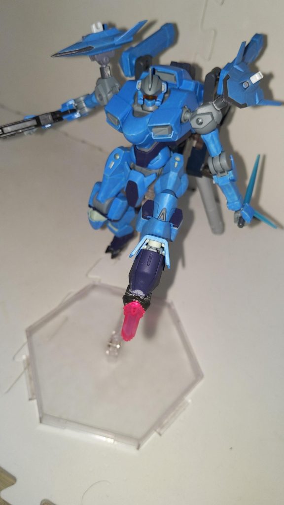 ビームキック。斬る事もできるが基本は突き刺す運用。さらに、スラスターの加速を充分に乗せたビームキックの一撃はビームシールドや、νガンダムのファンネルバリアを力技で貫通できる事が確認されている。