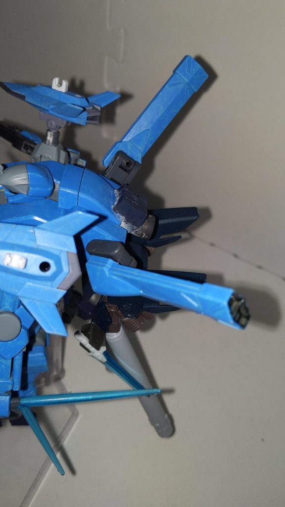 通常のザウォートと比べるとベクタードブースターの可動域が広くなっており、より3次元的な機動を行う事ができる。