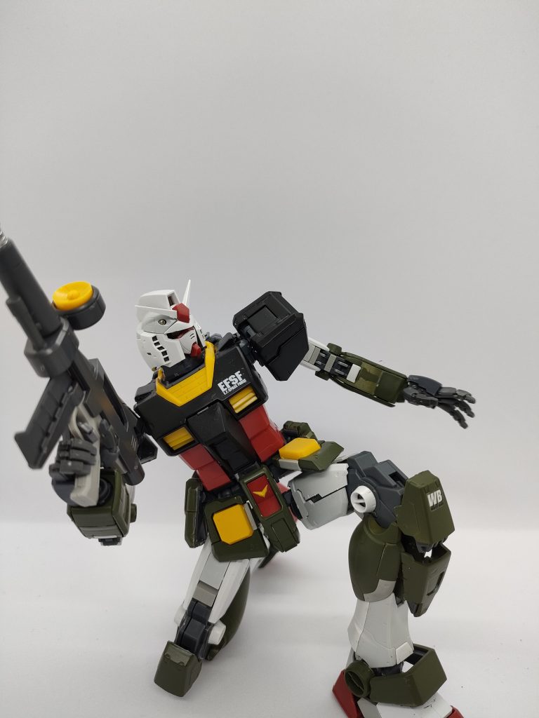 なんでガンダムの、リアルタイプカラーって上半身と下半身で、色が違うんですかね？まぁ…カッコいいので、理由なんかどうでもいいですね