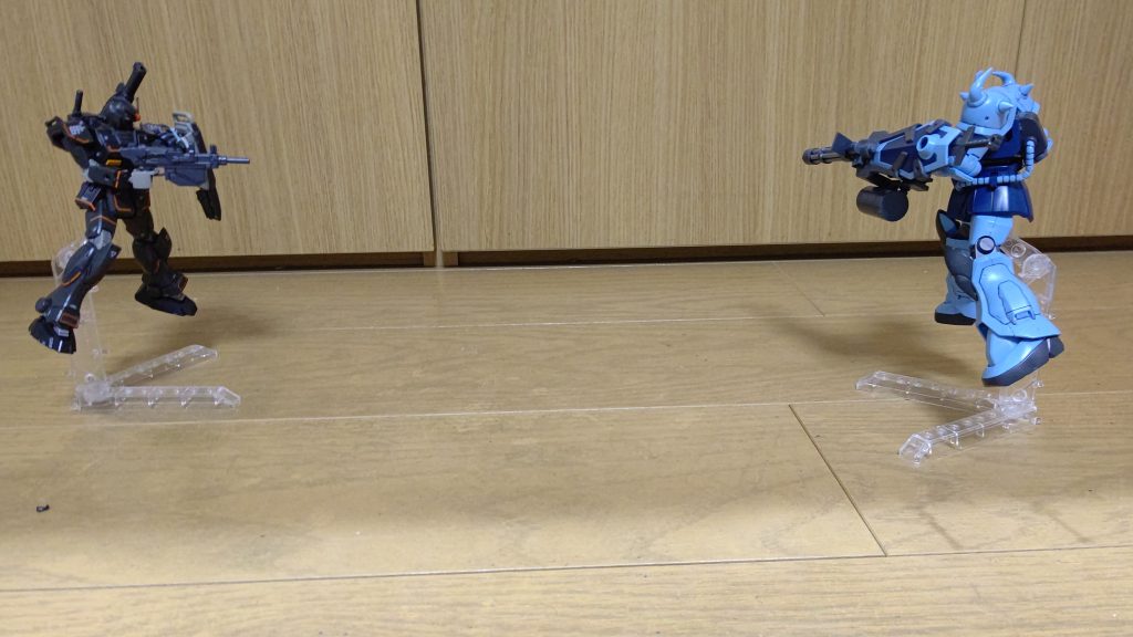 グフカスタムは、全ての弾丸を防御するつもりだっ!