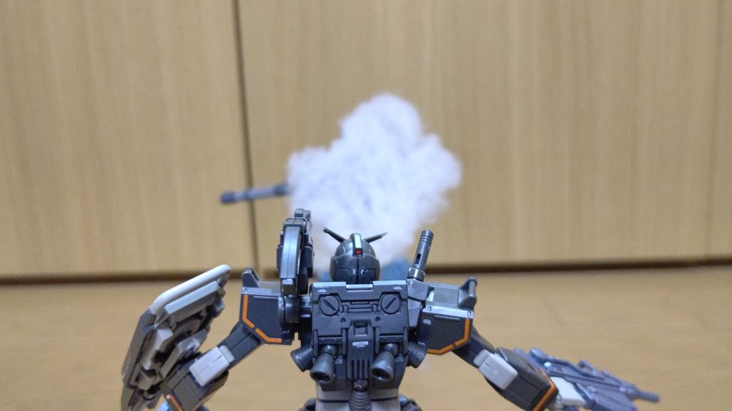 局地型はショルダー・キャノンを撃つ!グフカスタムは防御出来たものの、機体は煙につつまれ、爆破した…