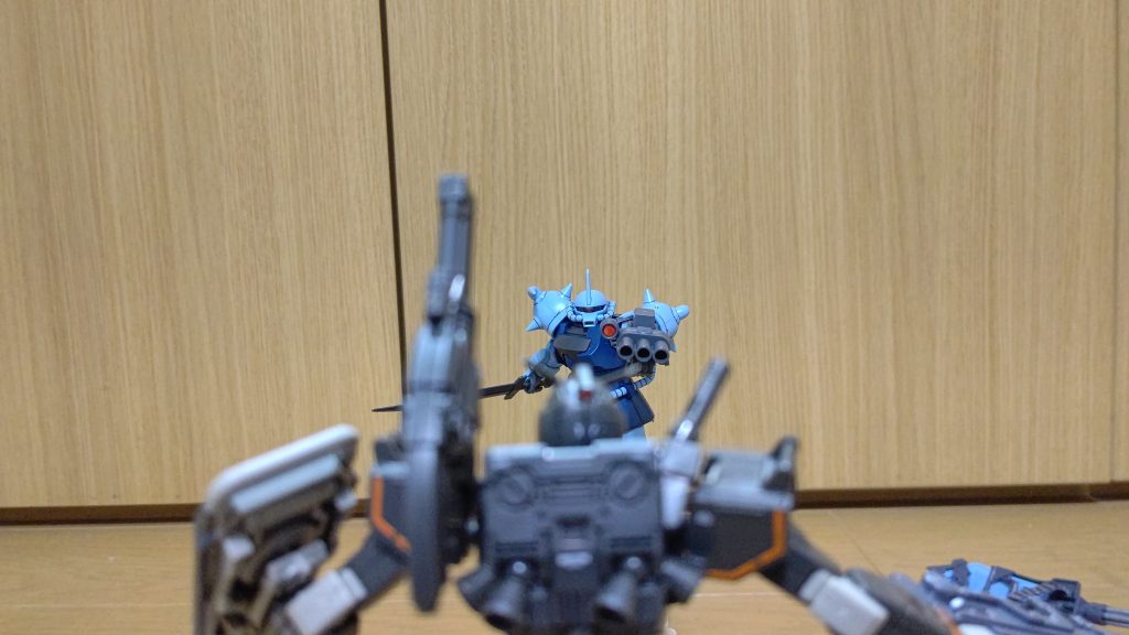 …と思われたが、グフカスタムは、最大出力でショルダー・キャノンを撃って体勢を崩した局地型に突撃する!