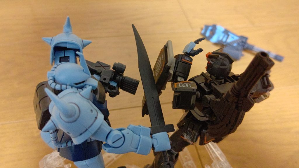 局地型はなんとか防御できたが、至近距離でガトリング砲を受けたためシールドの耐久力はあと一撃守れるかどうか…