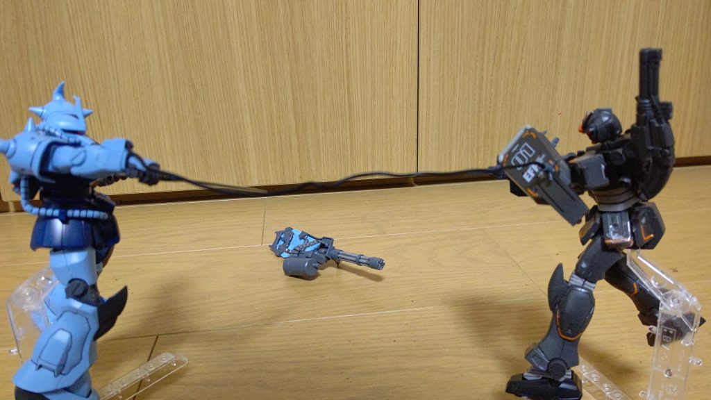 しかし、グフカスタムはヒート・ロッドで局地型のシールドを破壊!