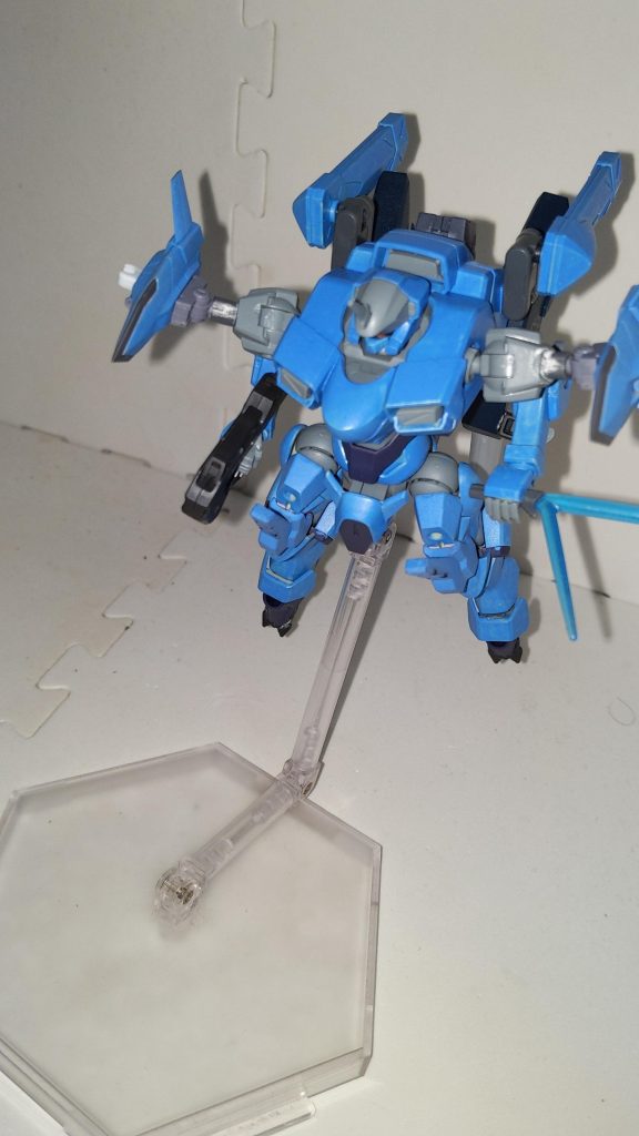 腕を折りたたみ………………、