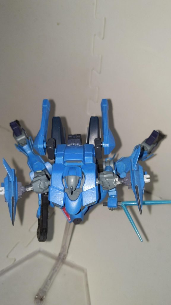 脚を後ろに向けます。なんか変なポーズだけどマックナイフとかと似たような物だと思えばなんとか…………?一応、スラスターが全て後ろに集約されるので直線加速は強化されると思います。