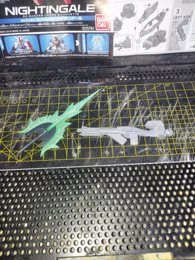 ライフルの後ろにジュネレーターっぽい物を追加で着けました!サーベルは何故か付属されてないので、サザビー(SD)の物を持たせてます!