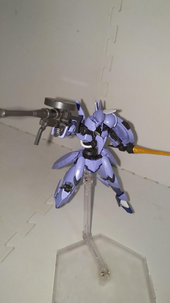 ミッション内容によってはグリムゲルデから流用したヴァルキュリアライフルを使用する。それにより標準的な射撃能力も獲得している。