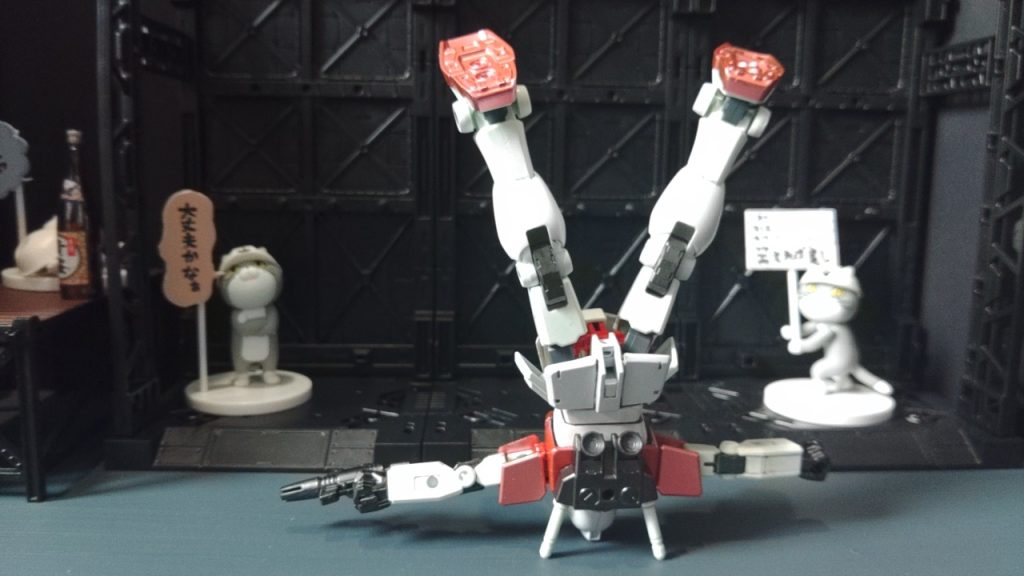 頭倒立にはなっていません。地味にビームサーベルが良い仕事をしてます。EGガンダムとジムのミキシング作になります。パッと見ジムですが、頭部と装備品以外はガンダムになります。コクピットハッチはプラ板工作でふさぎ、ピザも少しカットしてます。 