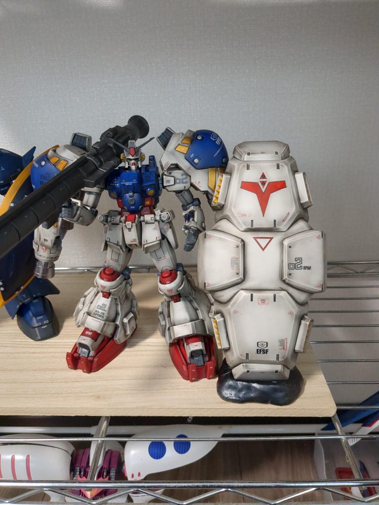 皆さん上手くシールドもたせてますが、俺には無理なんで紙粘土台座にブッ刺してたてました！紙粘土白いと息子にダセェな！と言われるので息子の好きそうな色に塗ったら、まんまとハマり、おお！かっけぇな父ちゃん！なぁ！と言ってました。