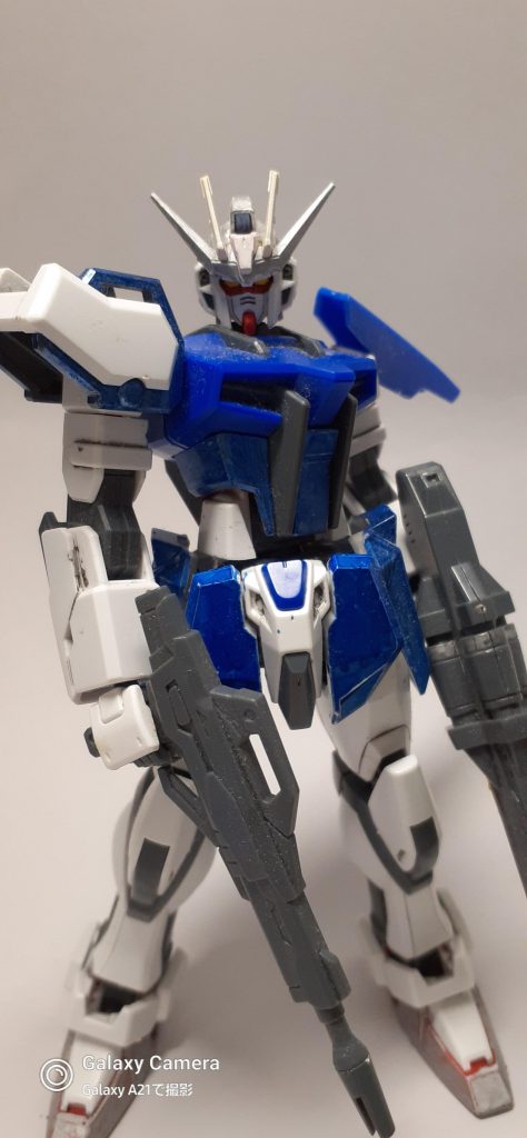 記念すべき一作目はこのストライクです。おそらく一年半前以上に製作したやつです。当時はまだ改造や塗装が慣れていなくて、とりあえず塗ればいいやといった考えで作ったやつです。