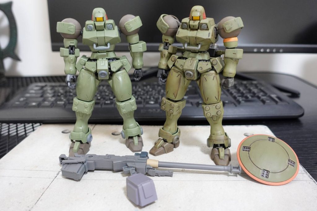 成形色との比較。リアルタッチマーカーでウェザリングしただけです。リアルタッチマーカー本当に良い。溝やエッジに塗って、指や綿棒で拭き取り&ボカシ。汚れた指で全体を汚すと、ウォッシングをかけたようになります。ラッカー系クリアを吹くと汚しがかなりマイルドになるので、ちょうど良い塩梅まで何度も調整しています。成型色仕上げもなかなか奥が深いです。ちなみに神ペンは使っていません。