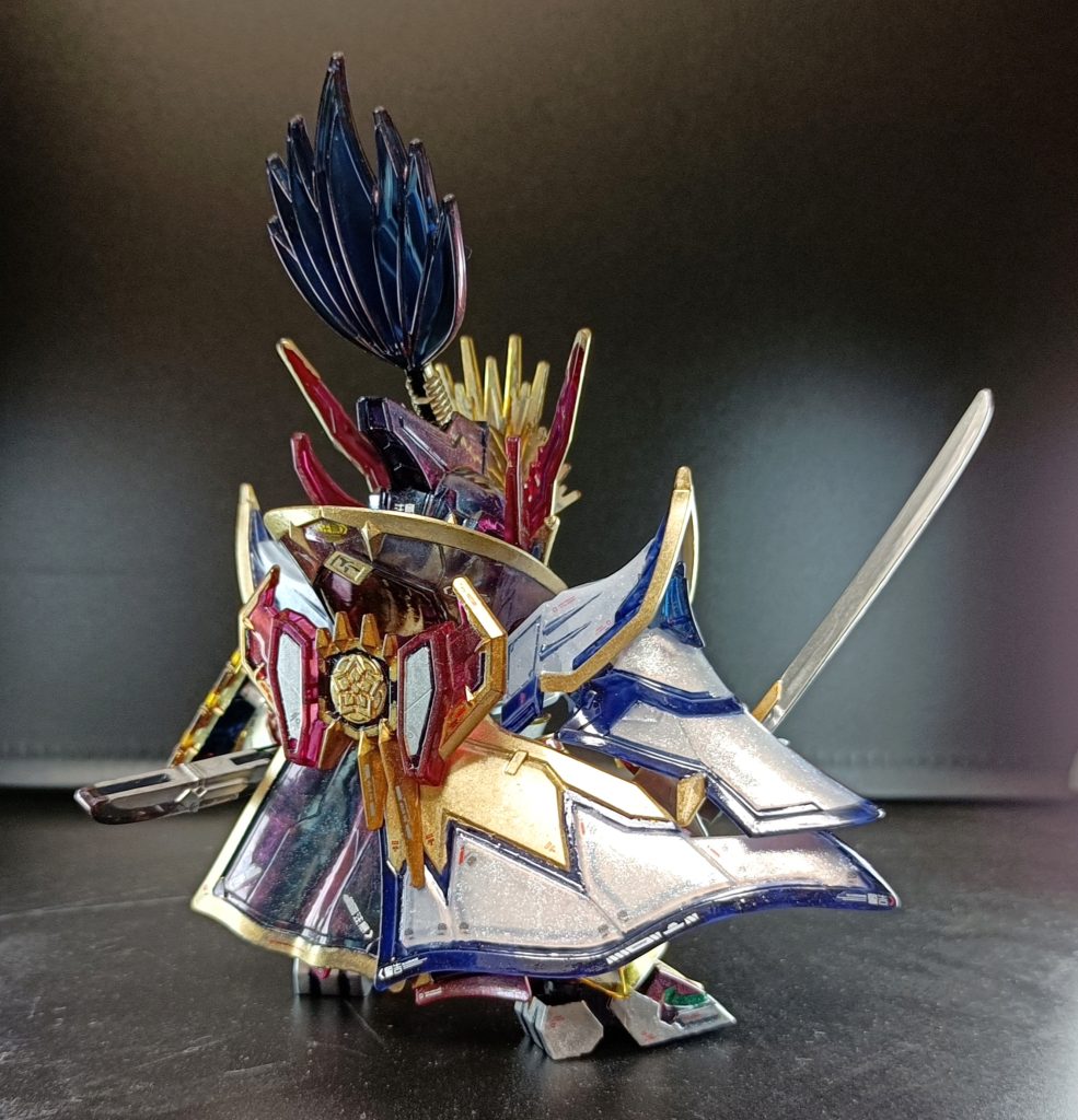 背部はこんな感じやで〜白マントの裏は赤やから表に影響出んように、裏側に銀を塗ってからクリアレッドを塗ってんねん。