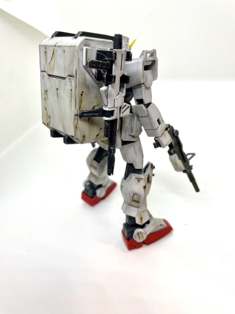 ランドセルの横にビームライフルを装備できるようにしました!分かる人は分かると思いますがビームライフルの部品は可動ディスプレイの余りの部品を使いました!