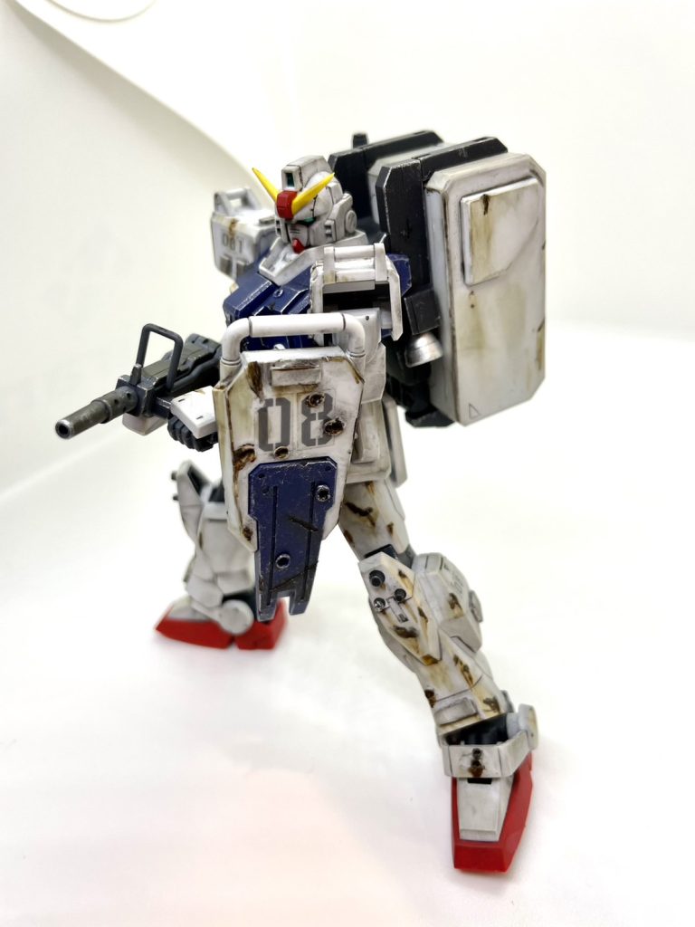 ダメージ加工はデザインナイフと100均のリューター、はんだごてで弾薬を表しました!