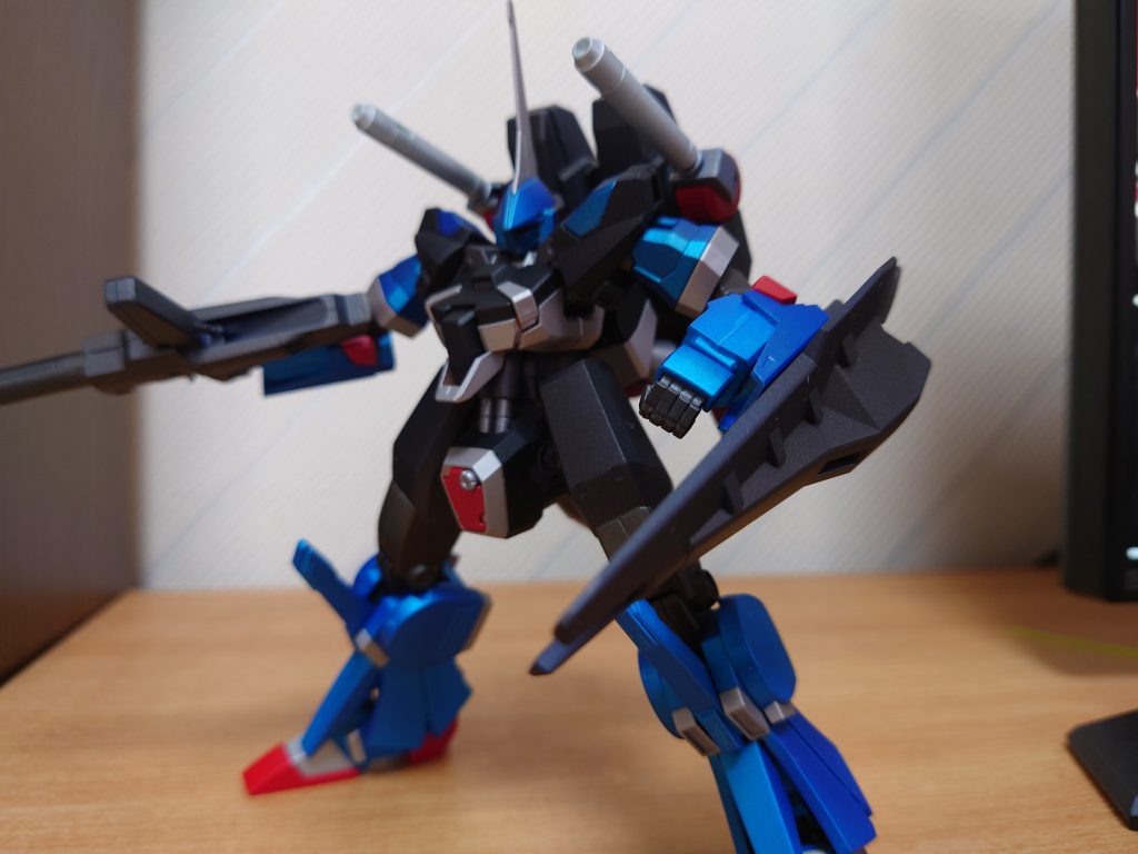 バックパックは少し高めに設置しているのでダブルキャノンの可動域がZZより窮屈感なく構えられるのとバーザムのトサカのおかげで違和感を感じにくくしてます。