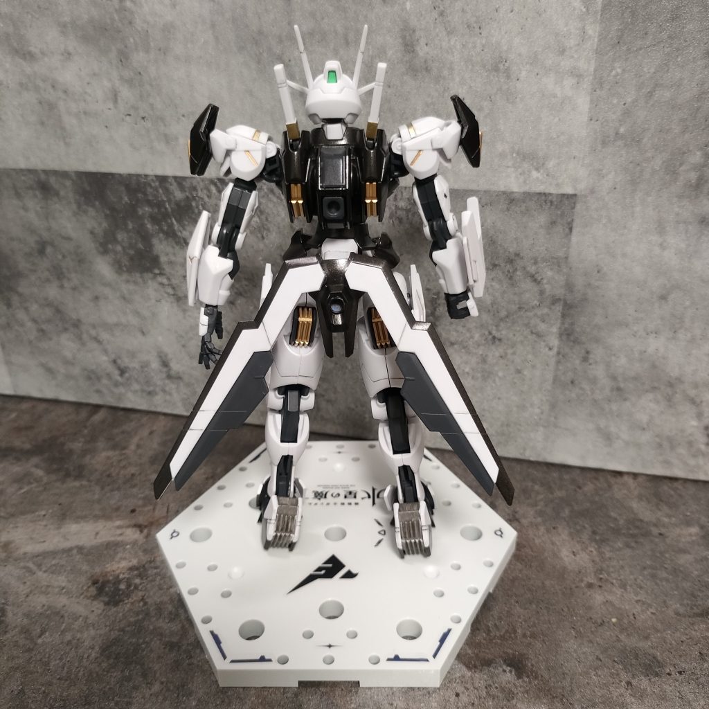 他の方の作品を参考に黒と金をメインで仕上げました。