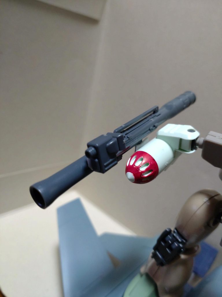 そのままのバズーカでは面白くないので、スコープを追加しました。ルウム戦役で、先行試作されたという設定の武器です。写真のミサイルランチャーは、弾頭を変更して、クラッカー弾も撃てる設定で。