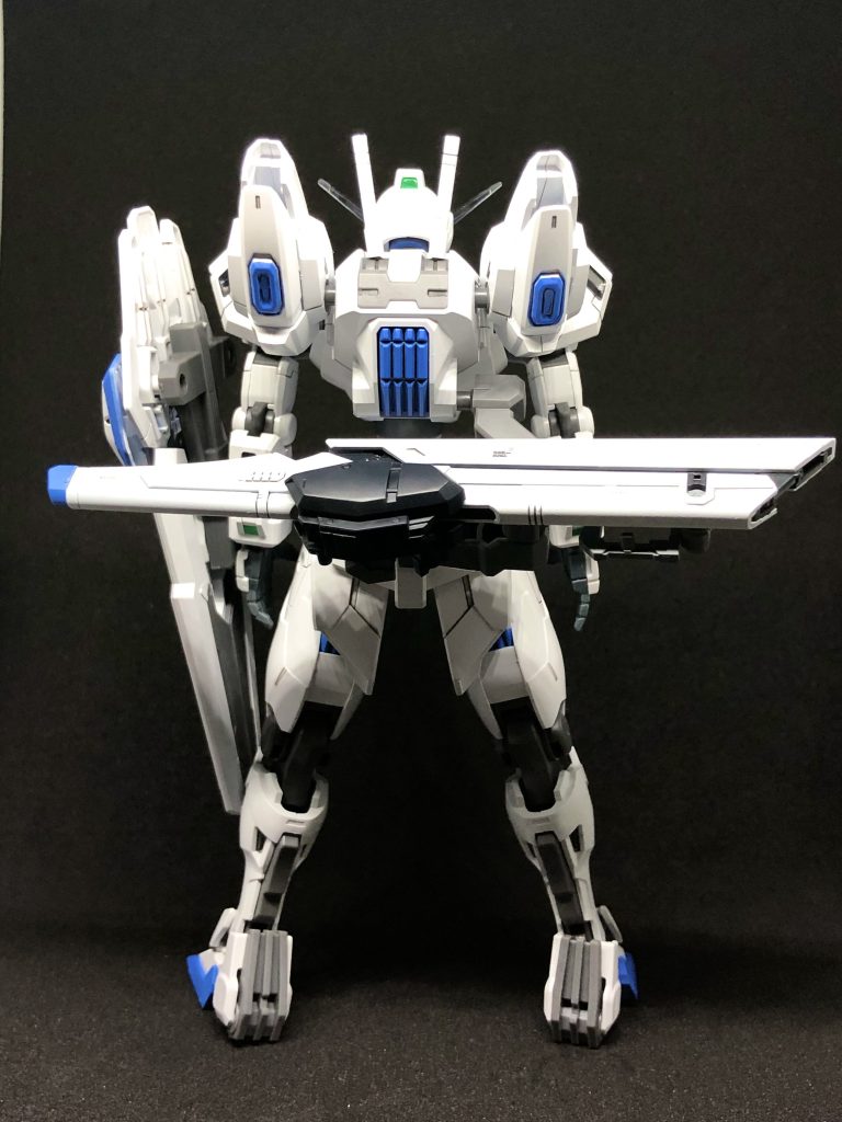 リアビュー。メインウェポンはRGディスティニーの高エネルギー長射程ビーム砲です。ホワイト塗装で色味を機体に合わせています。折り畳み、背部に架けています。