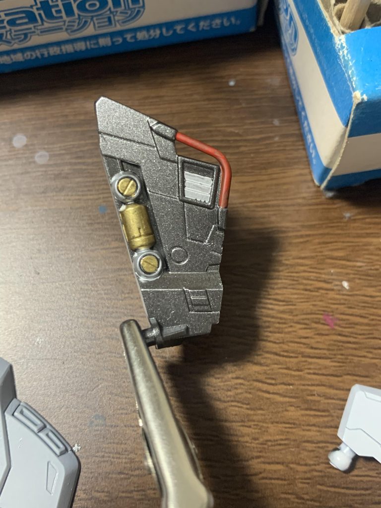 リアアーマー裏もディテールが入っているので、塗装してあげるとそれだけでさらにかっこよくなります。