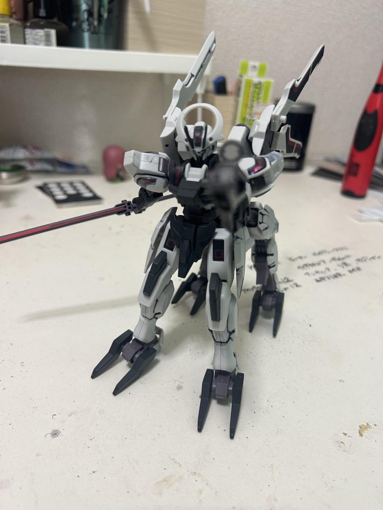 武装の一つにエアリアルのビームライフルを装備させました。本来はサジットの名の通り弓を持たせることを考えたんですが、今回は良いパーツが無かったので、諦めました。