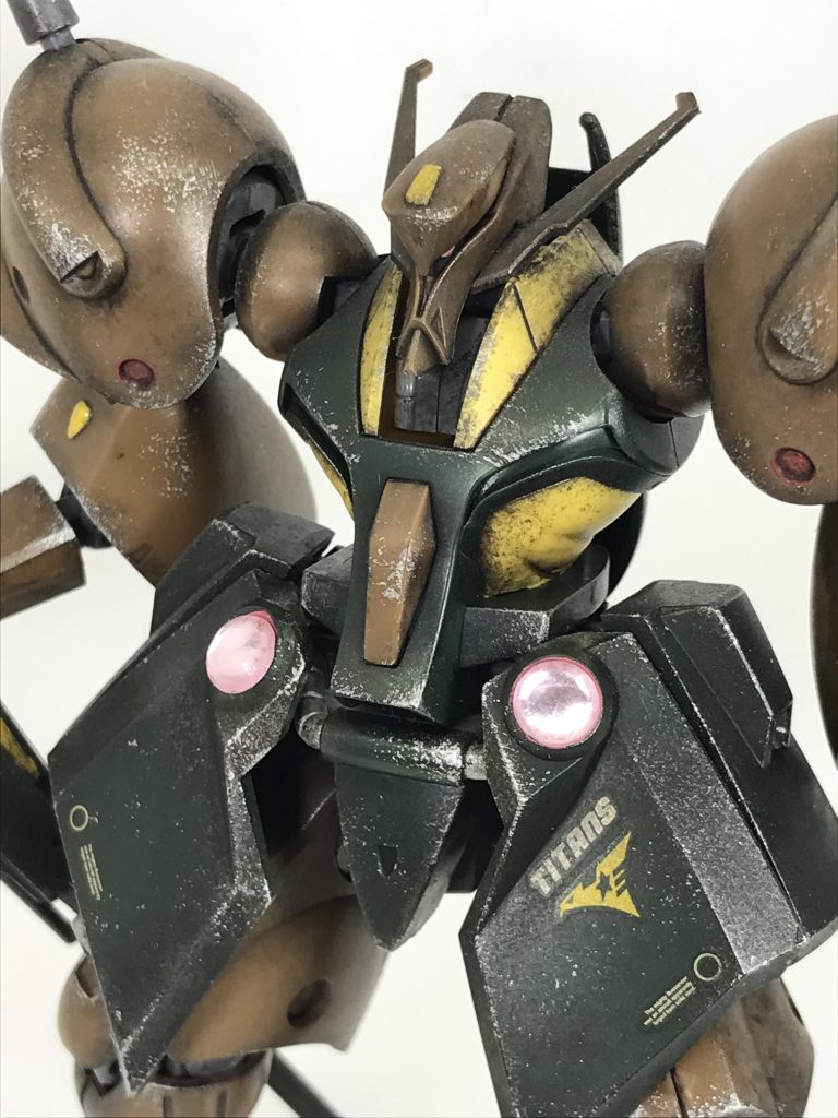 モノアイが小さすぎて大好きなデコシールが貼れなかったので…なぜか代わりに腰部分に2枚貼っております🙄