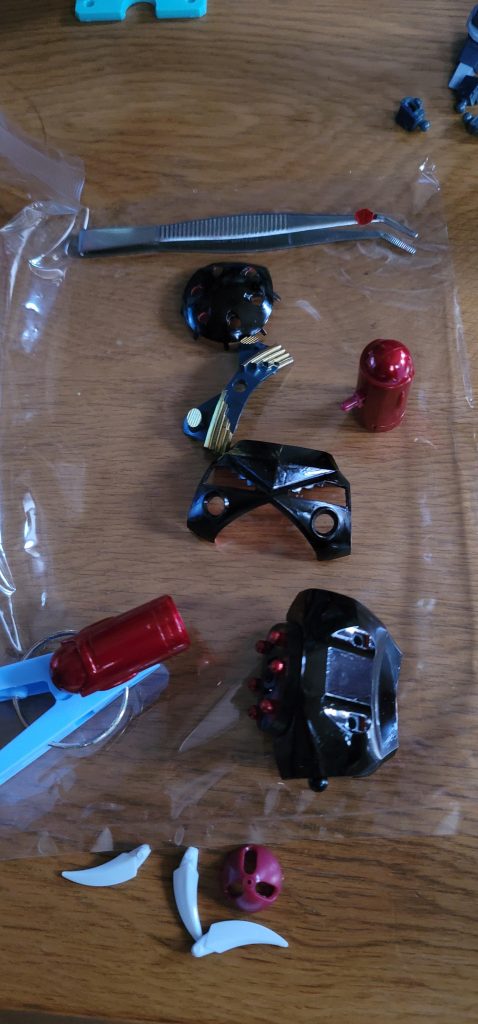 元々組み立てていたシャア専用ズゴックをバラしてシールも1度剥いで塗装。なかなか綺麗に塗れて満足