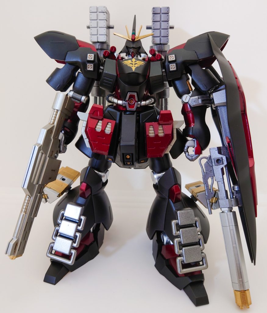 正面全体的なカラーリングは、元のサザビーの赤と黒を反転させた配色にしてみました。背面にはガトリング砲を装備しているのですが、格納しているときはミサイルポッドを展開しています。(ガンダムMr-KⅤを少しイメージしました。)