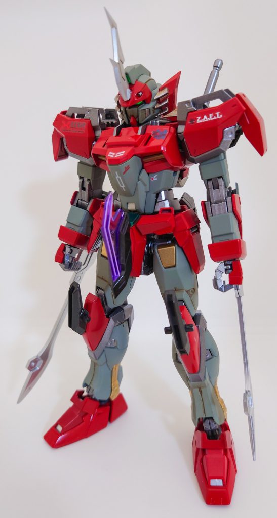 正面オリジナルのデュエルガンダムが青色なのとソードカラミティを意識して、赤色のカラーリングに機体色をしてみました。