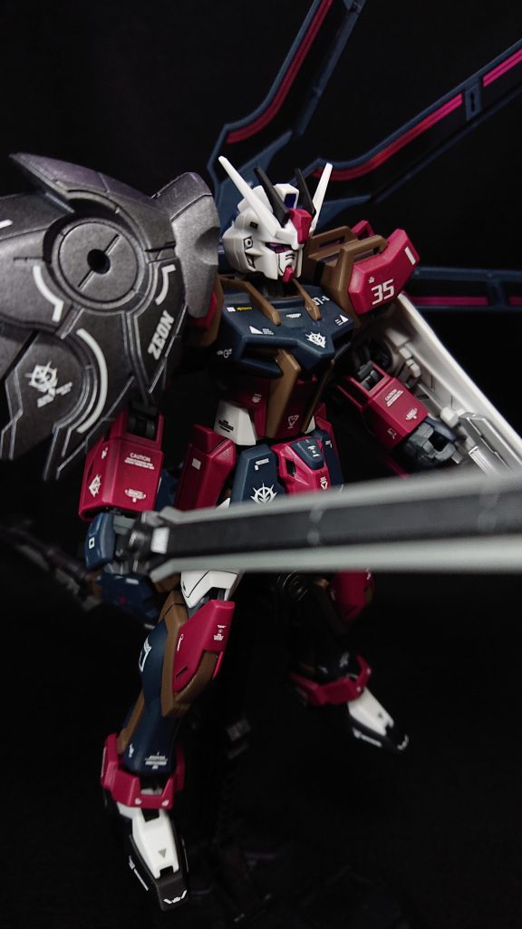 頭部　　　　：ストライクボディ　　　：ストライク腰部　　　　：ストライク+尻尾(オリジナル)肩　　　　　：ストライク　　　　　　　(右肩に30MMの肩アーマー)腕部　　　　：ストライク脚部　　　　：ストライクバックパック：シュバルゼッテ武装　　　　：ビームブレイド(シュバルゼッテ)　　　　　　　シールドブレイド(オリジナル)