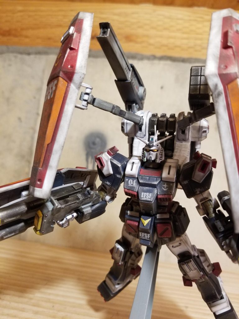 30数年ぶりのガンプラがこれだったとは、今思えば無茶したなと思います。パーツは細かいし、デカールもこれでもかと言うほどに細かいし…ただ、その進化には感心しましたね。部分塗装はマーカーのみ、汚しはウェザリングマスターのみで行ってます。何しろ映画での凶暴さが出ている顔がたまりませんね。