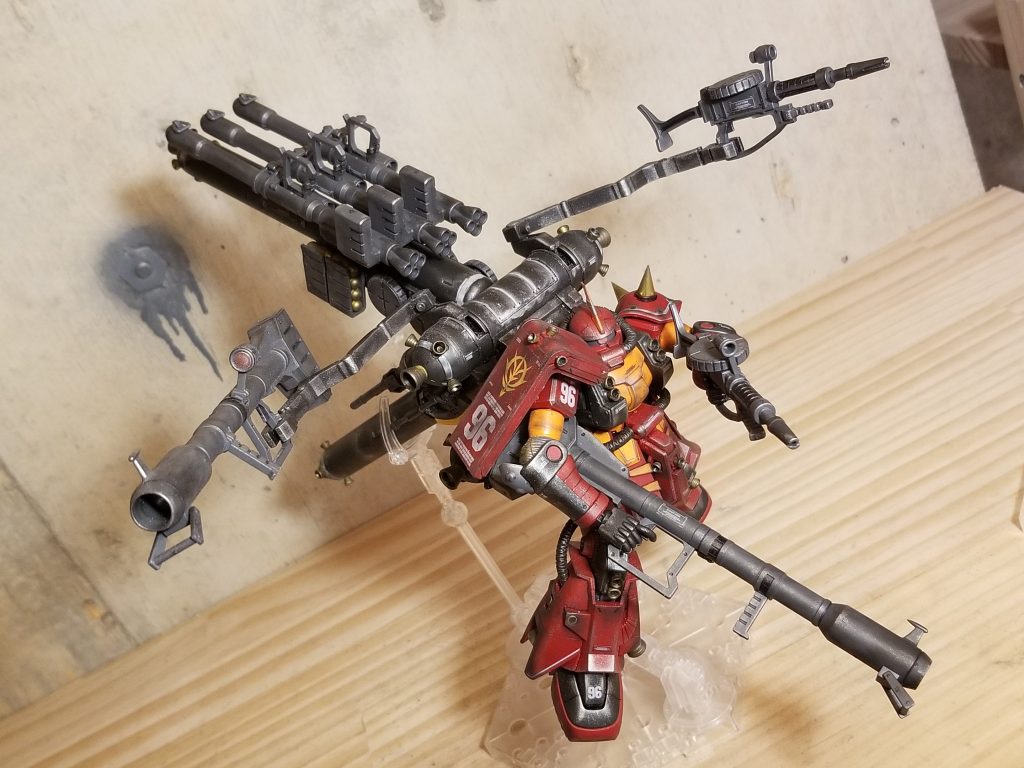 素組で1年位放置。その後筆塗り部分塗装&つや消し吹き付け、汚し仕上げ。ウェザリングマスターのみの汚しです。武器の会わせ目消しは行いませんでした。(武器一つに手を加えるとすべての武器に手を加えることになる)こちらもフルアーマーガンダムに負けず劣らずの悪魔っぷり。最高です。たとえ1箇所バーニアが紛失したとしても…わかるかな❓