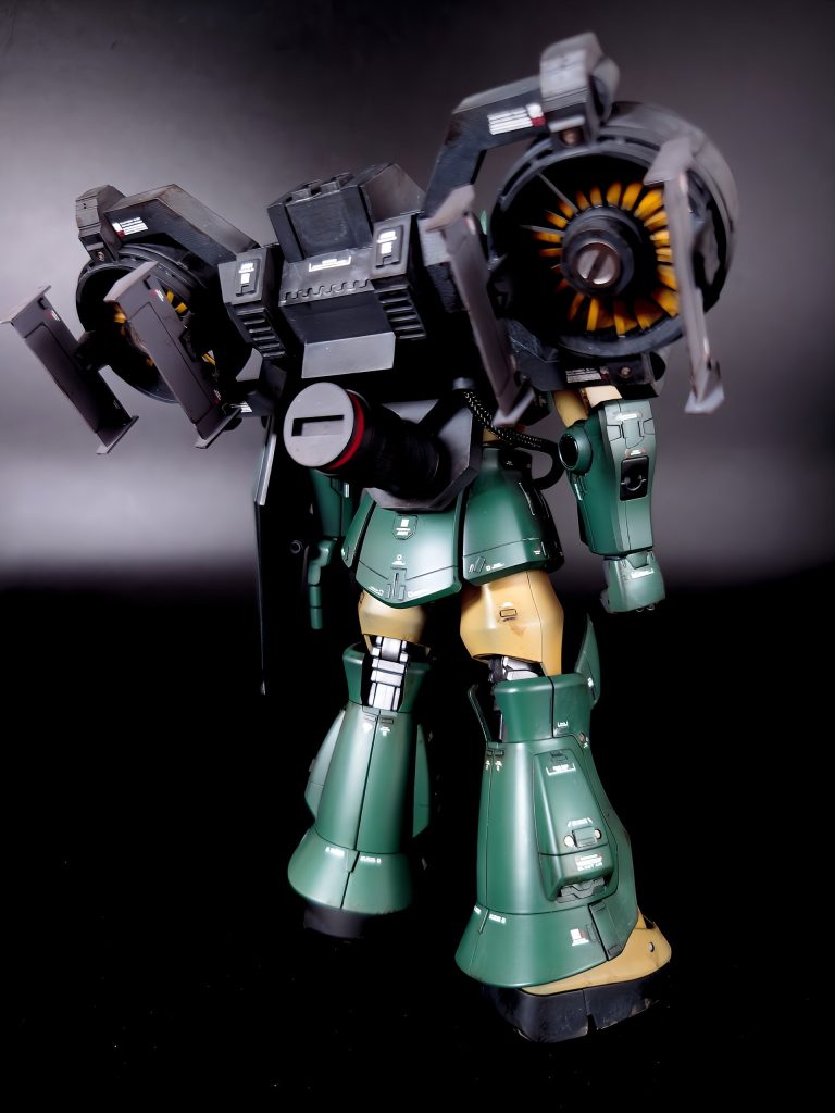 バックパックはフルスクラッチしてます。可能な限り中身は空洞にしてあるので多少の軽量化には成功しているかも？重そうな見た目に反してちゃんと自立するのです。