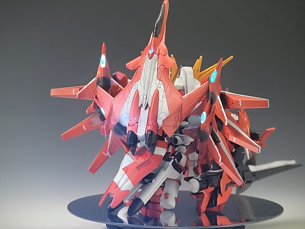 背面。メカコレクションのジークフリードとジャンクで買った謎の戦闘機を装備。ファンネルにつけたマグネットで接続してます。