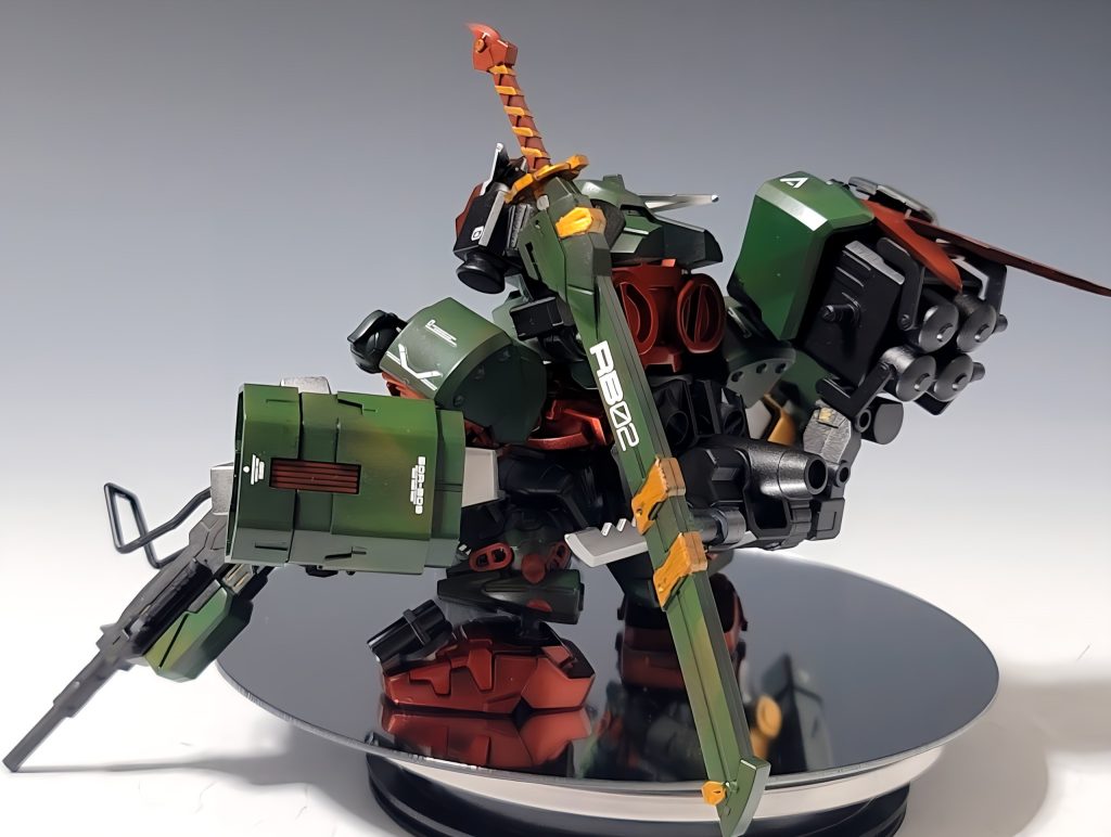 背面には日本刀を装備。レッドフレームなので。軍刀の面持ちがでて大変かっこいい✨