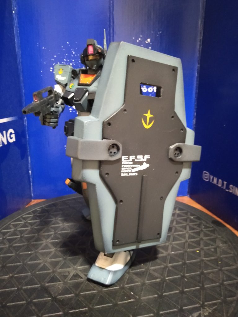 シールドはお分かりのようでしょう、MGGP-02から流用ベースして、そのままでは形状も違うのでプラバンで創り直しました・・・が重いので限定した動かし方に(笑)