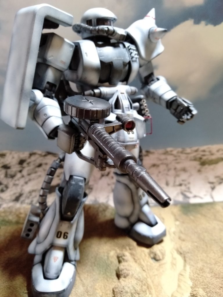 トマホークの頭部分も外せることができるので。ザクマシンガンには特にデカールの描写が無いのでスルー。