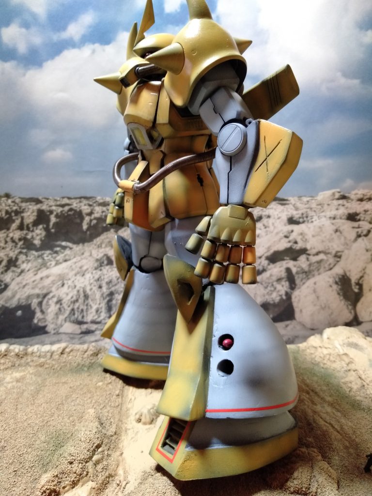 しかし、なんで飛行ユニットの脚部へロケットランチャーを装備したんでしょね?