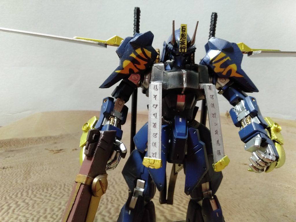 頭部の角、そうそう設定ではただの角飾りですが、リアル兵装だと意味が無いのはと想い、通信用のダブルアンテナとして形状を長めにしました。