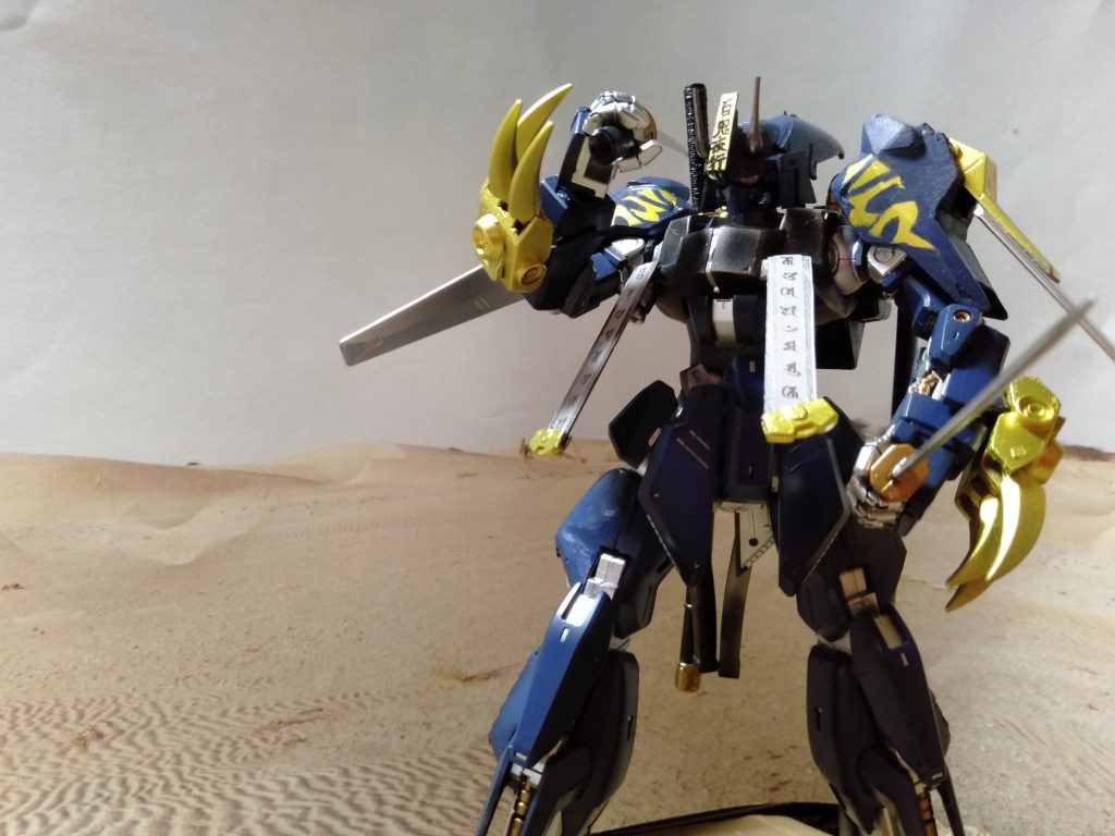 ヴァジュラも腰の刀も抜けます、両方勿論。そして手甲の鉤爪も稼働できます、オリジナルでヒート鉤爪です(笑)