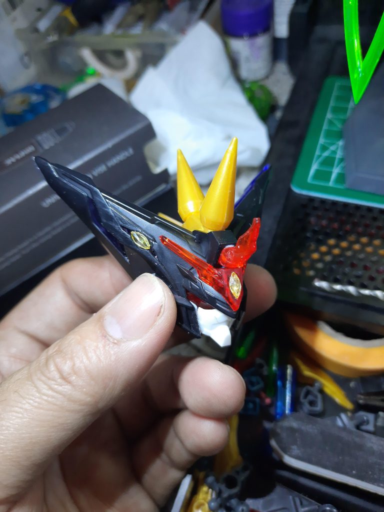 鑲上寶石和獨角，盡力把頭部還原（雖然還是不太相似😅）