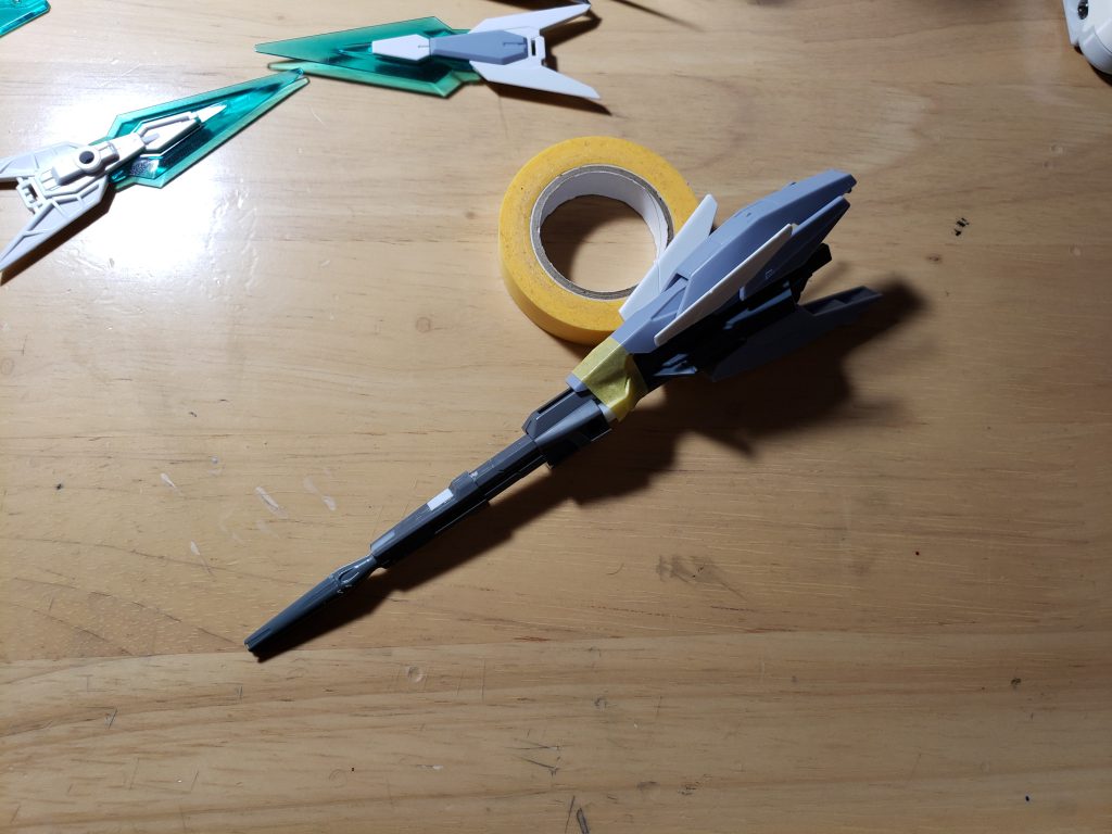 ドッズライフルの改造ですね。  エアリアル改修型のガンビットライフルの付け替えパーツに、ビームマグナムのマズルブレーキ。あと写ってないですが上の溝にペルフェクティビリティのサイコフレームパーツ、それらに合わせて水色のパーツを2mm高くなるように調整しました。あとは不自然にならないようにプラ板とか、棒とか貼り付けました。