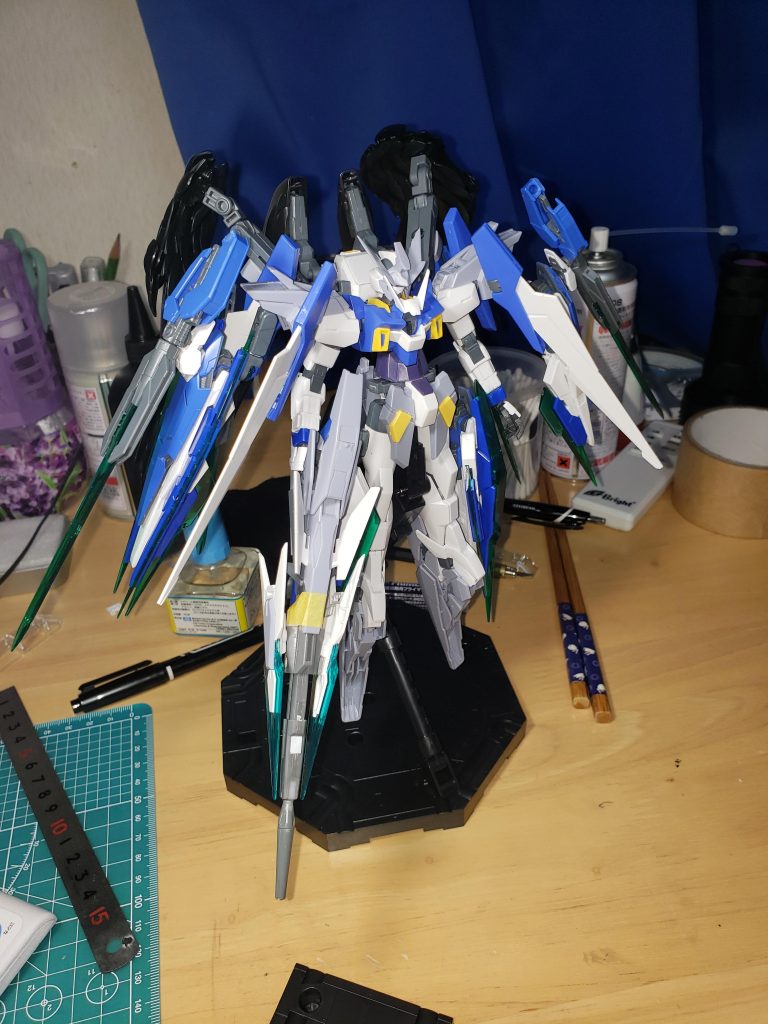   ほぼ改造が完了した状態の完成形です。ただ、クリアパーツはこの時つけるとめんどくさいことになるのでつけてないです。  見て分かると思いますが、サイドアーマーを外して不自然にならないよう加工してあります。あとは見えないですが、リアアーマーに装備されてるビームサーベル及び装着部は外してあります。理由はクアンタのシールドが付けれないからですね。