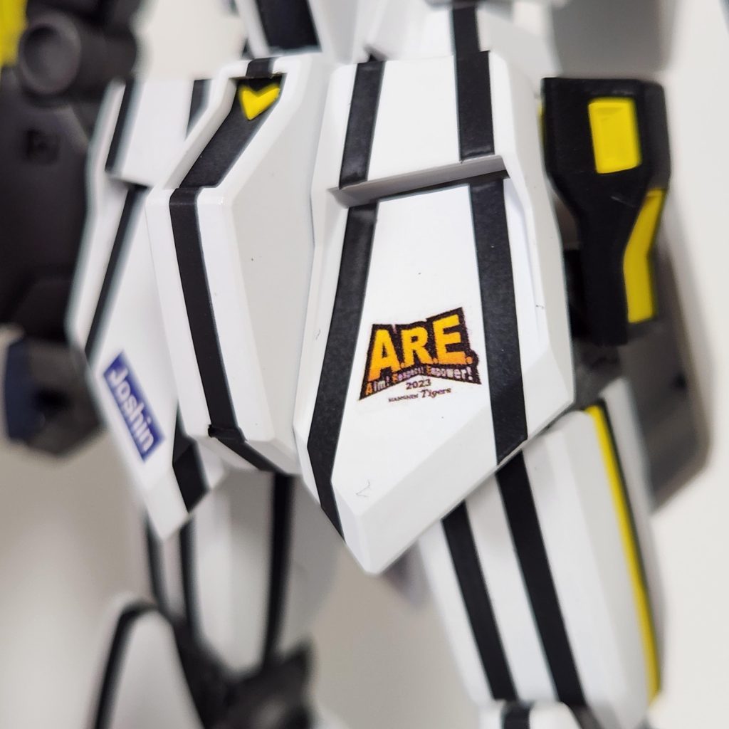 白は無塗装で縦縞はハセガワの黒色シート貼り付けです。